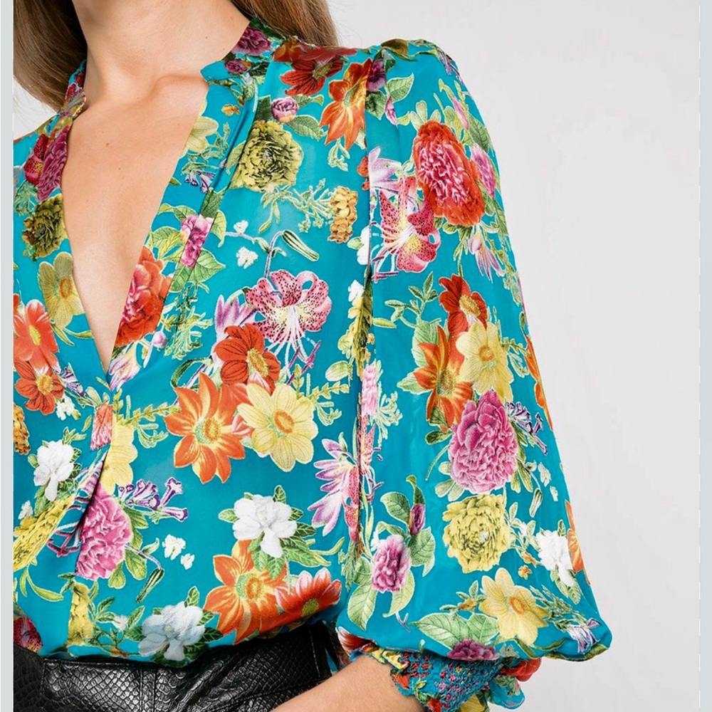 - ALICE + OLIVIA
Sheila Floral Satin Blouse size M - Picture 2 of 10